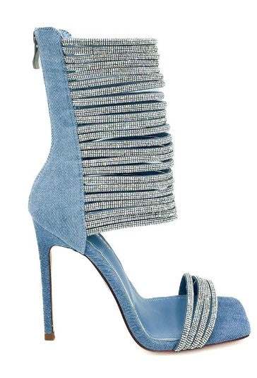 Stuntin on the Toes - Féline Couture 